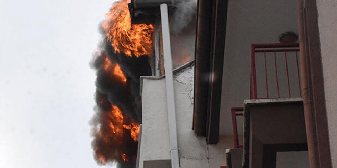 Sivas’ta bir apartmanın çatısında yangın çıktı