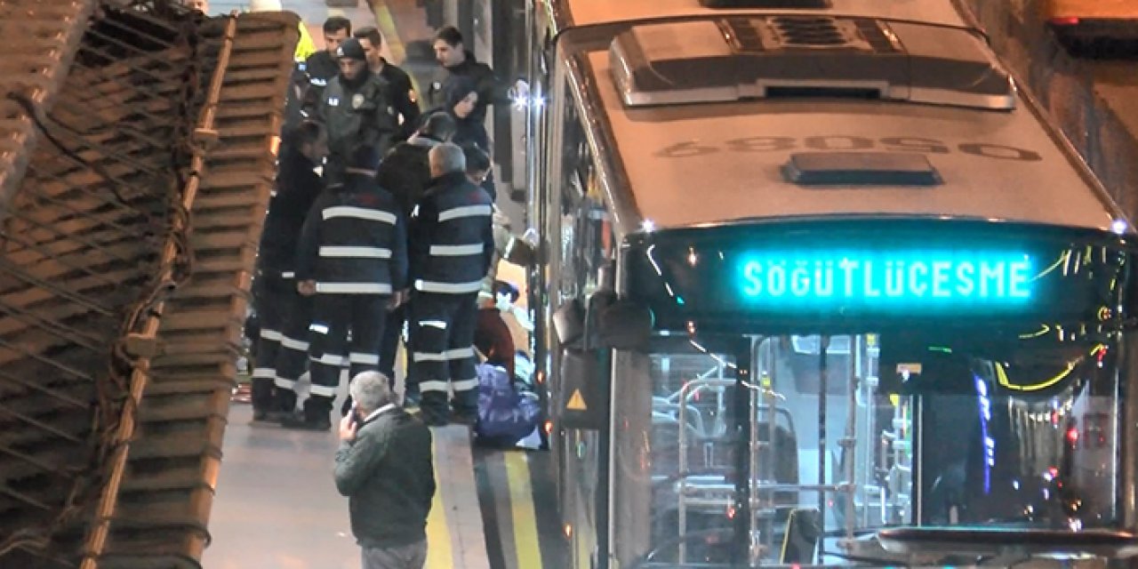 İstanbul’da metrobüsün altında kalan yolcu yaşamını yitirdi