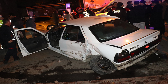 Durakta bekleyen çifte kazada savrulan araç çarptı