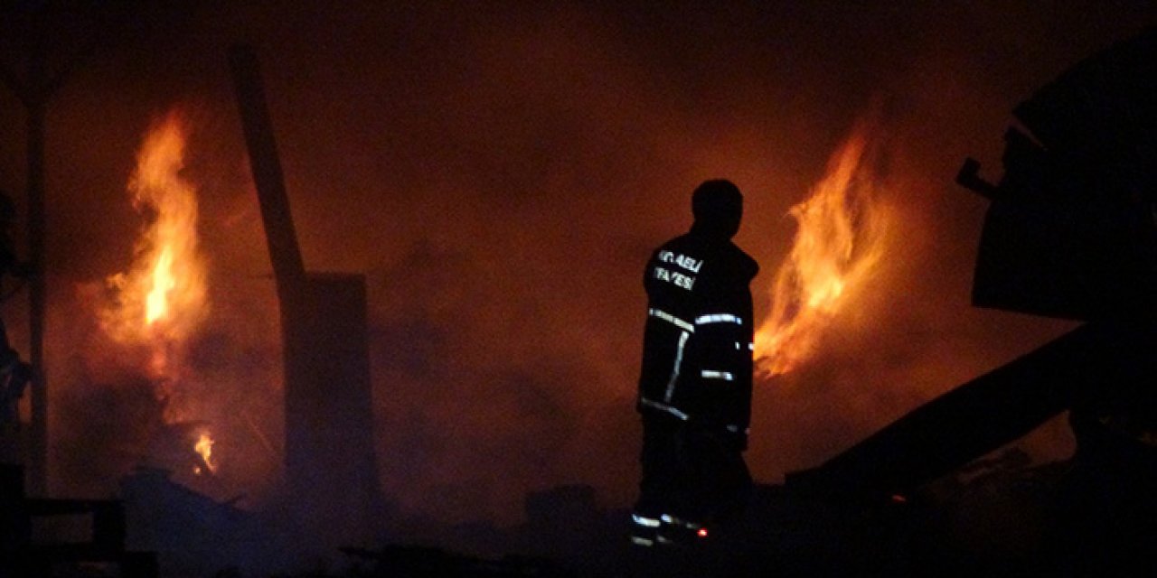 Kocaeli’de imalathanede çıkan yangın palet fabrikasına sıçradı