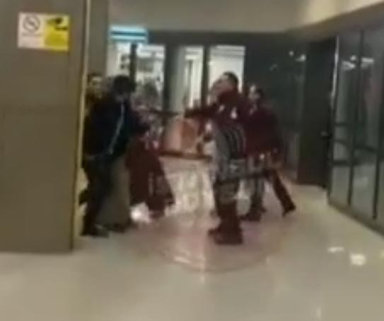 Başakşehir Çam ve Sakura Hastanesi'nde kavga çıktı: Tekme ve yumruklar havada uçuştu