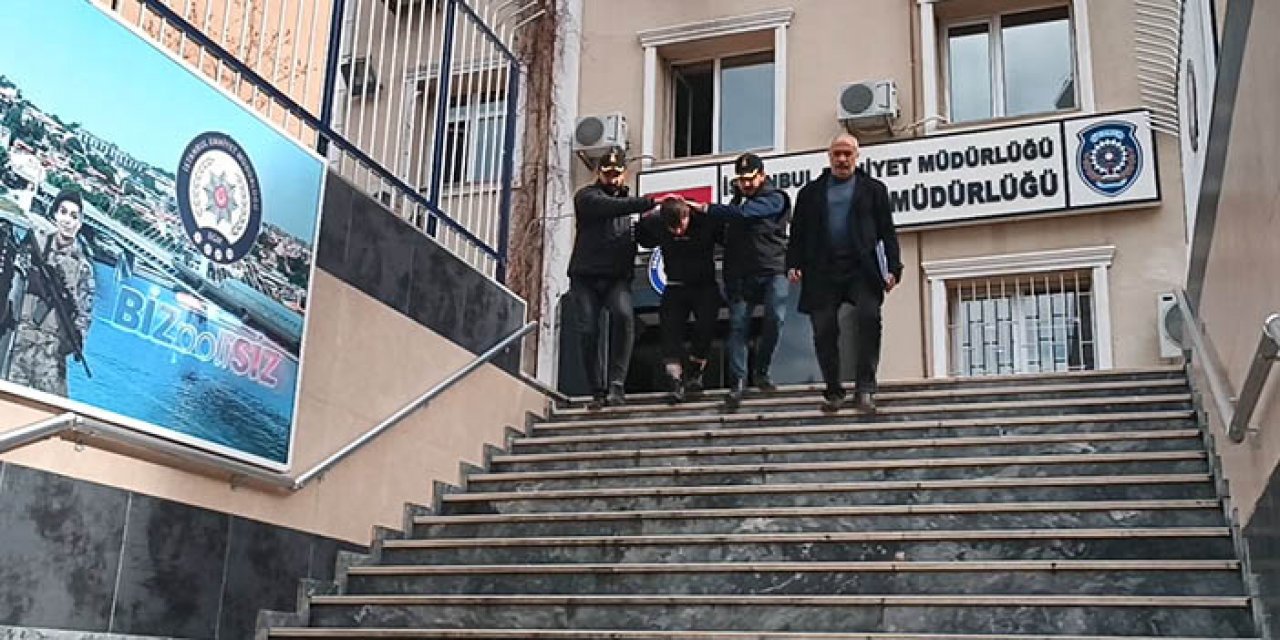 Bakırköy’de çocukluk arkadaşını boğazını keserek öldürdü.