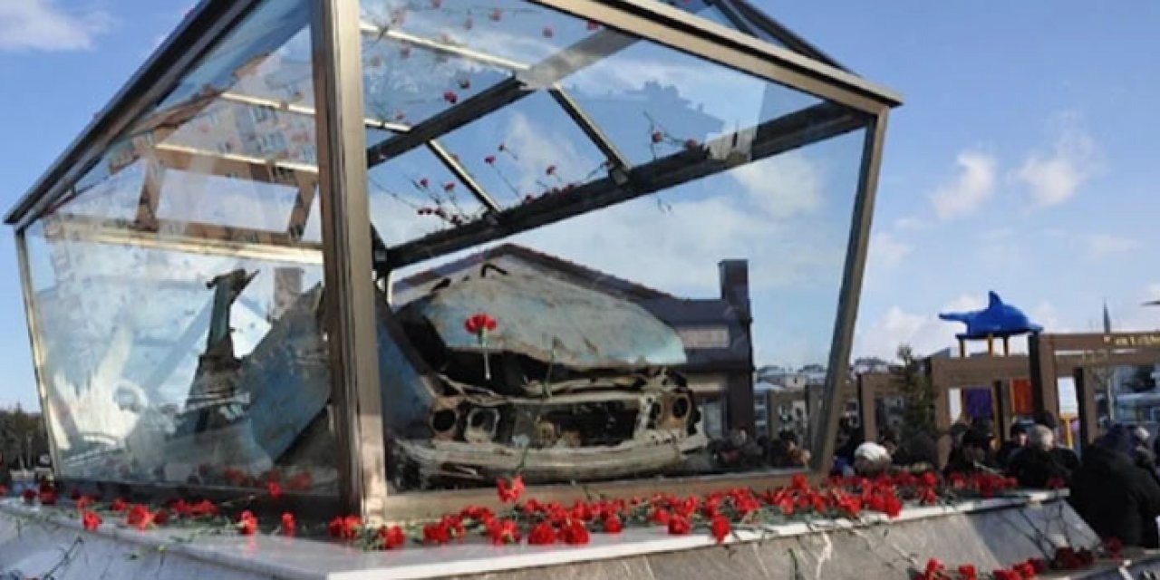 Uğur Mumcu Eskişehir'de sergilenen otomobilinin başında anıldı