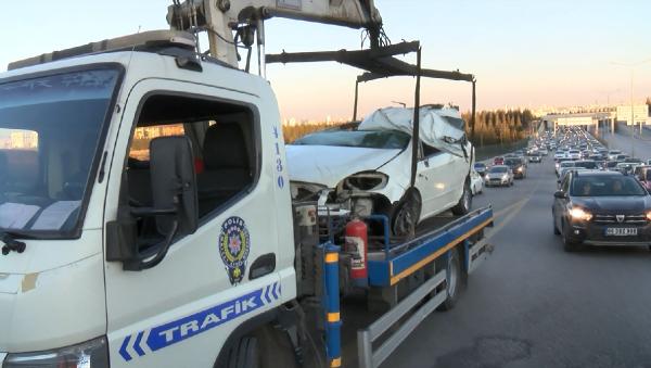 Ankara'da kontrolden çıkan araç, karşı yola uçtu: 3 kişi yaralandı