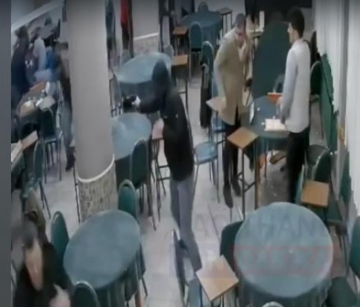 İstanbul'da 4 kişilik silahlı grup kıraathaneyi bastı, ortalık savaş alanına döndü