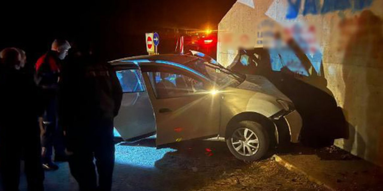 Adana’da cenazeye giden aile duvara çarptı: 3 yaralı