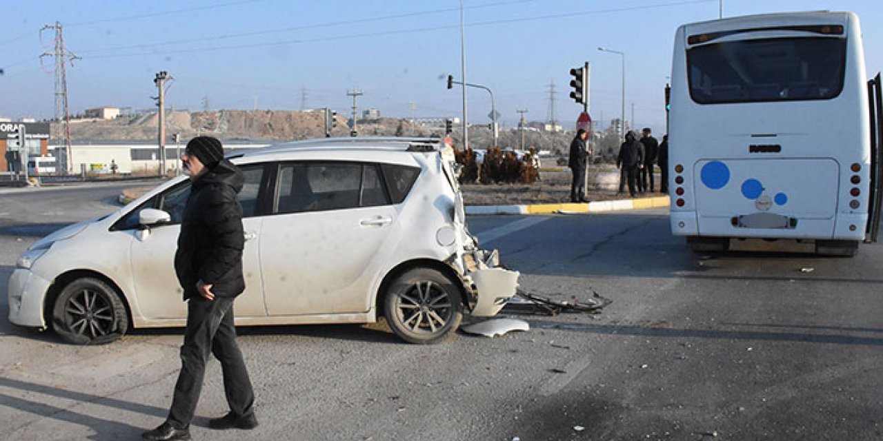 Sivas’ta otomobil ile midibüs çapıştı: 4 yaralı