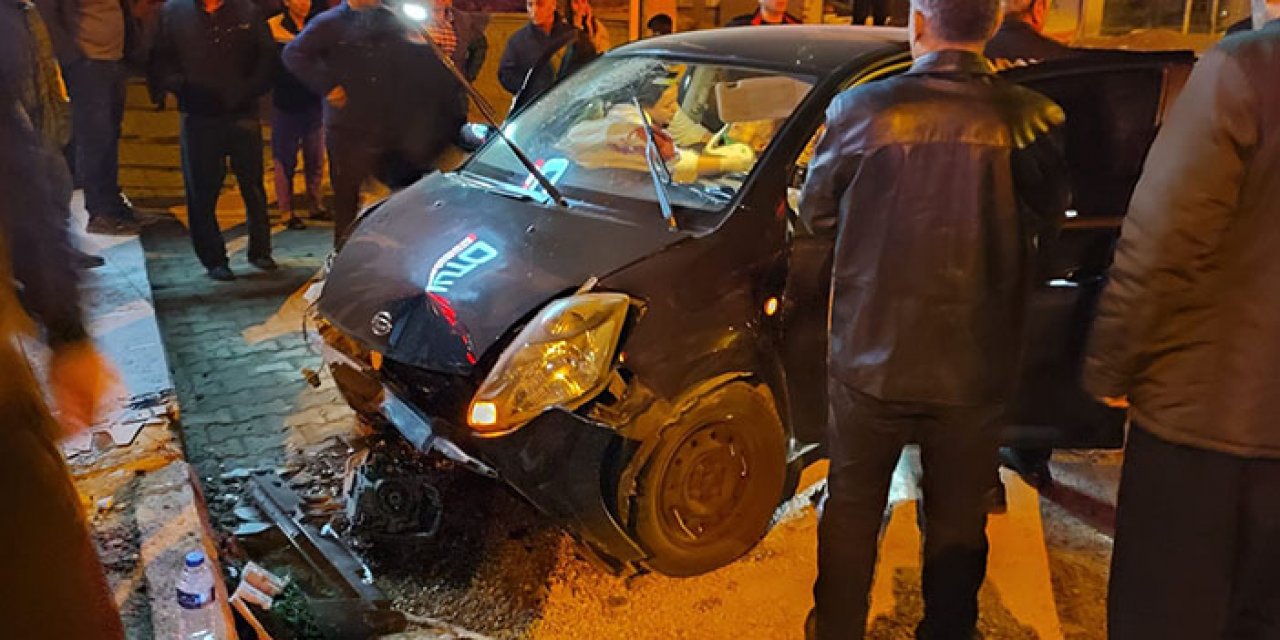 Tilkiye çarpıp kaldırıma çıkan araçta 4 kişi yaralandı