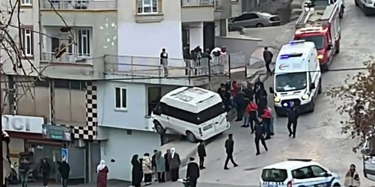 Şırnak’ta minibüs sürücüsü kontrolü kaybetmesiyle dükkânın balkonuna çıktı