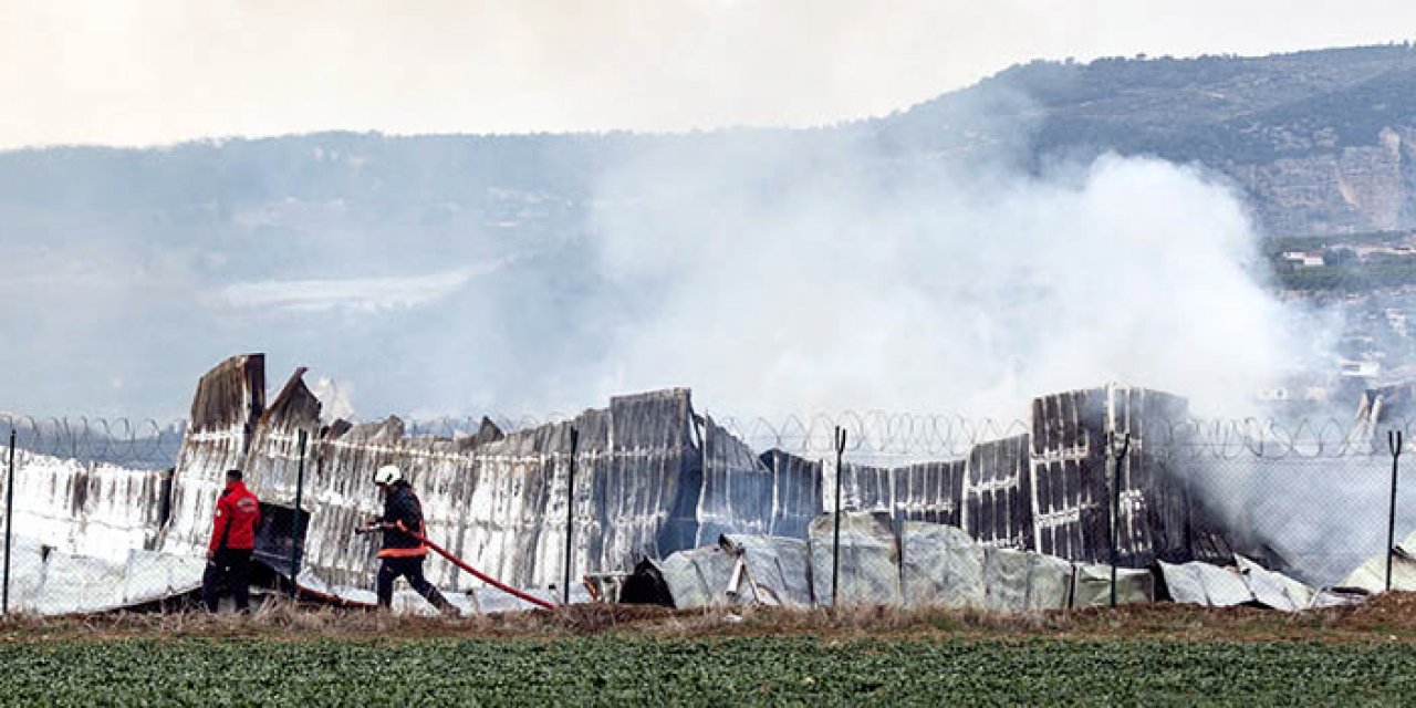 Mersin’de yanan mobilya deposu kullanılamaz hale geldi.