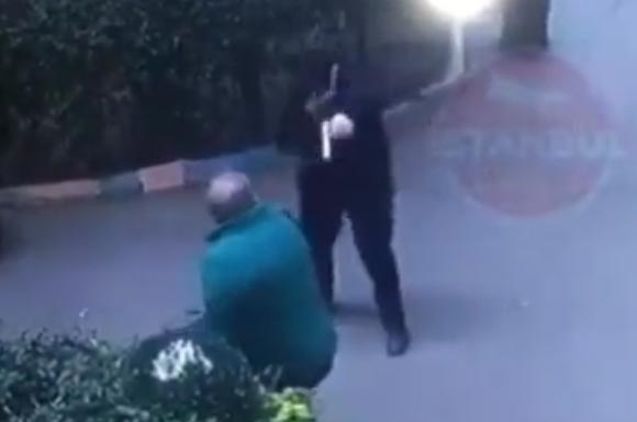 İstanbul'da döviz bürosu çalışanının gasp edildiği anlar, kameraya böyle yansıdı