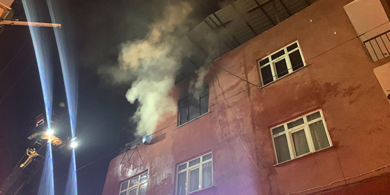 Yangında dumandan bayılan adamı komşuları kurtardı