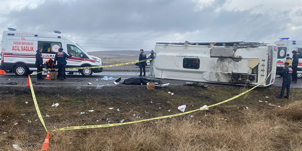 Tur midibüsü devrildi: 1 ölü 27 yaralı
