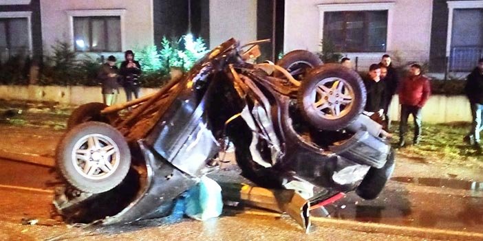 Bursa’da elektrik direğine çarpan cipin sürücüsü ağır yaralandı