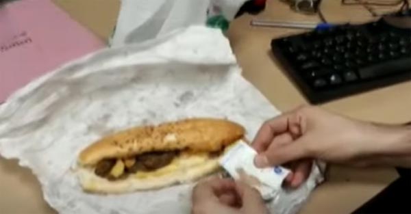 Karakolda gözaltında olan annesine, ekmek arasında uyuşturucu getirdi!