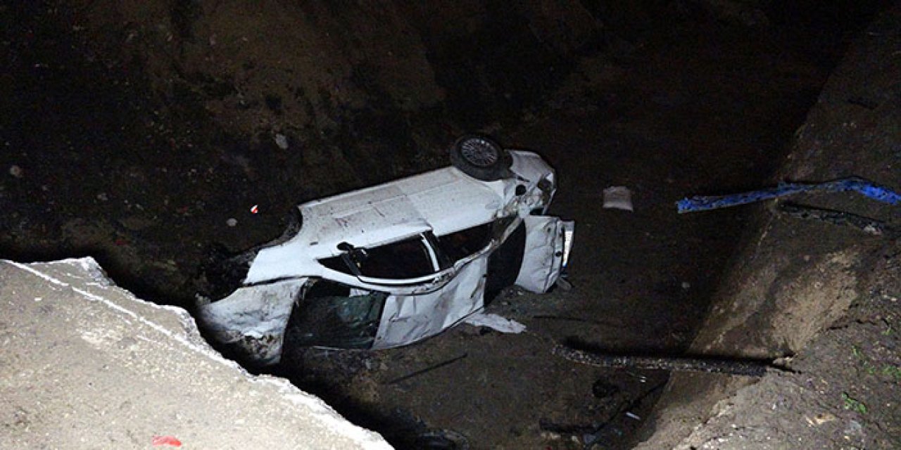 Kontrolünü kaybettiği aracıyla inşaat çukuruna uçtu; yaralandı