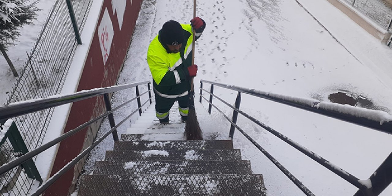 Keçiören Belediyesi ekiplerinden sabaha kadar karla mücadele