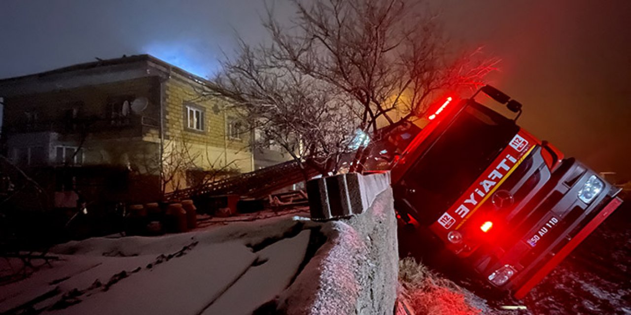 Yangına müdahale eden itfaiye aracı devrildi: Personel yaralandı