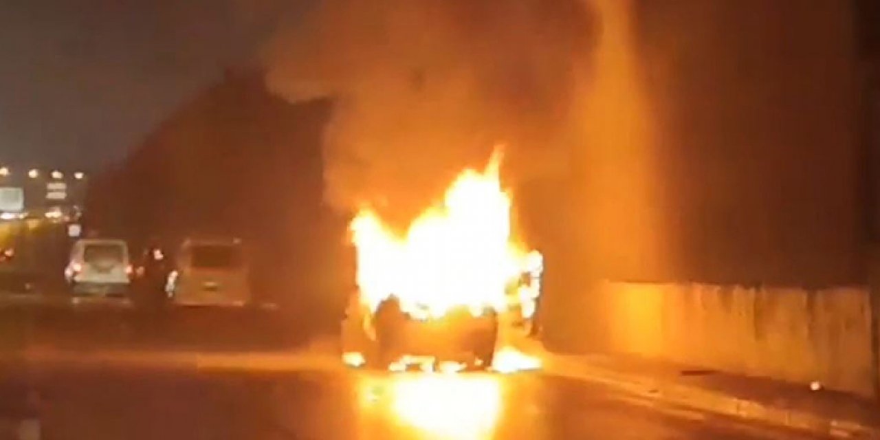 İstanbul’da seyir halindeki otomobil alev topuna döndü