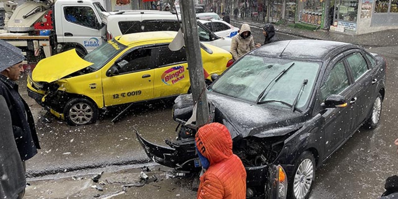 Bingöl’de taksi ve otomobil çarpıştı: 3 yaralı