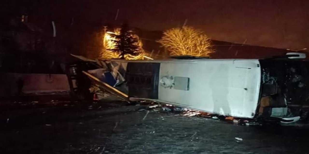 Bingöl'de yolcu otobüsü devrildi: Çok sayıda yaralı var