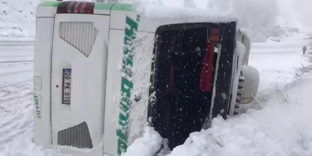 Bingöl'de yoğun kar ve tipiden dolayı yolcu otobüsü devrildi