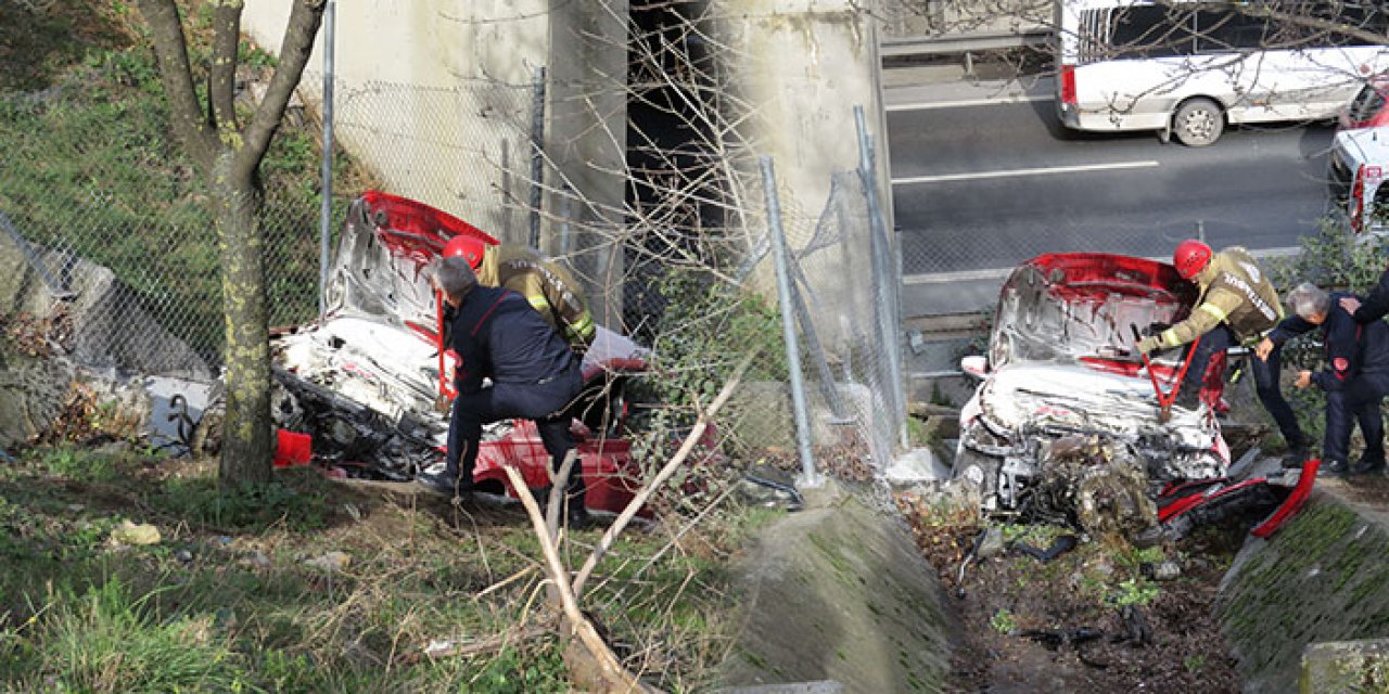 İstanbul Ataşehir'de gerçekleşen kazada otomobil hurdaya döndü