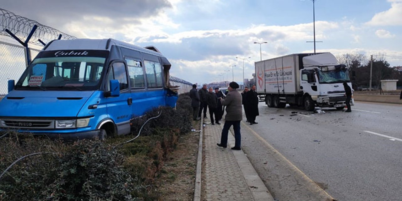 Ankara Çubuk'ta kamyonun minibüse çarptığı kazada 7 kişi yaralandı