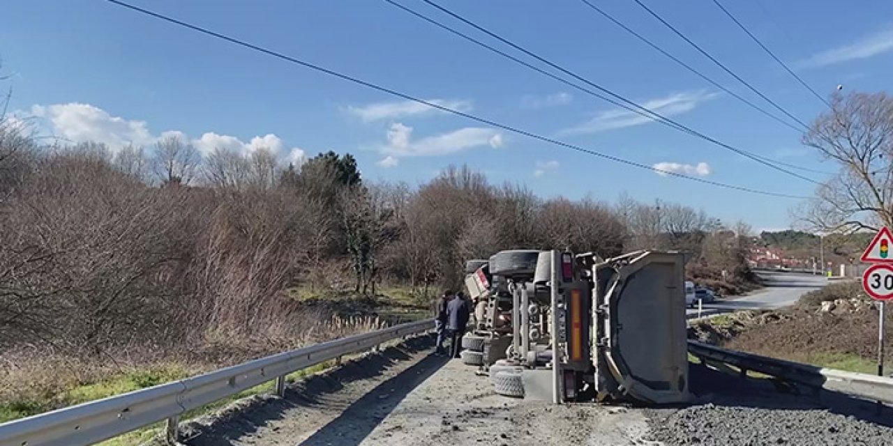 İstanbul Arnavutköy’de hafriyat kamyonu devrildi
