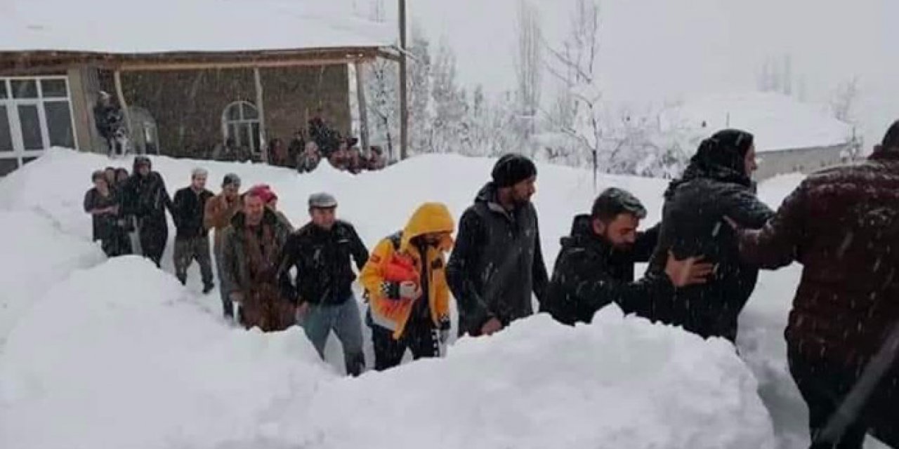 Yolu karla kaplı köydeki hasta kadın için seferberlik
