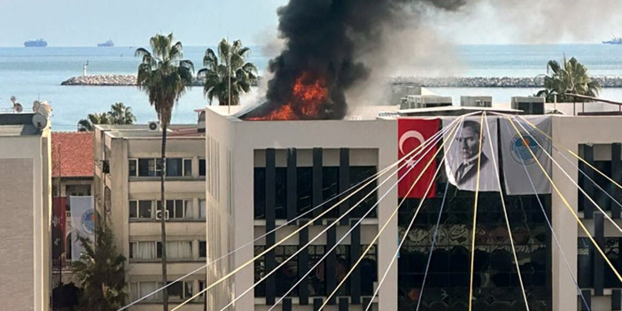 Mersin’de belediye hizmet binasının açılı sırasında yangın
