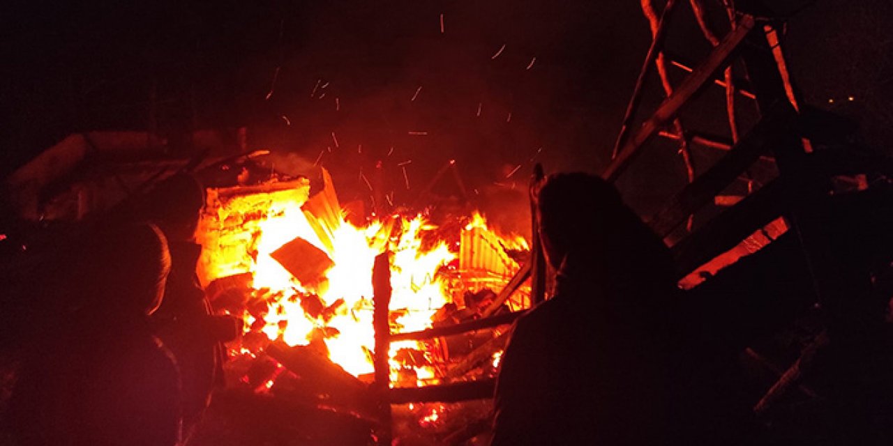 Kastamonu’da 2 ahşap ev alev alev yandı