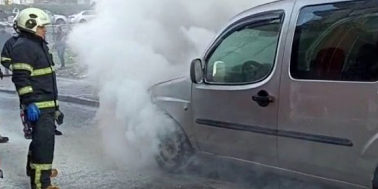 Seyir halindeki otomobil yanarak kullanılamaz hale geldi