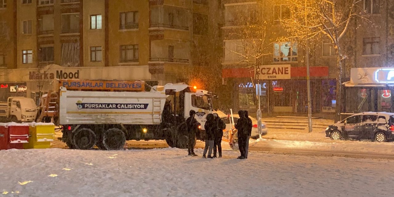 Başkan Çetin'den kar küreme ekiplerine tatlı ikramı: "Bir tatlı mola"