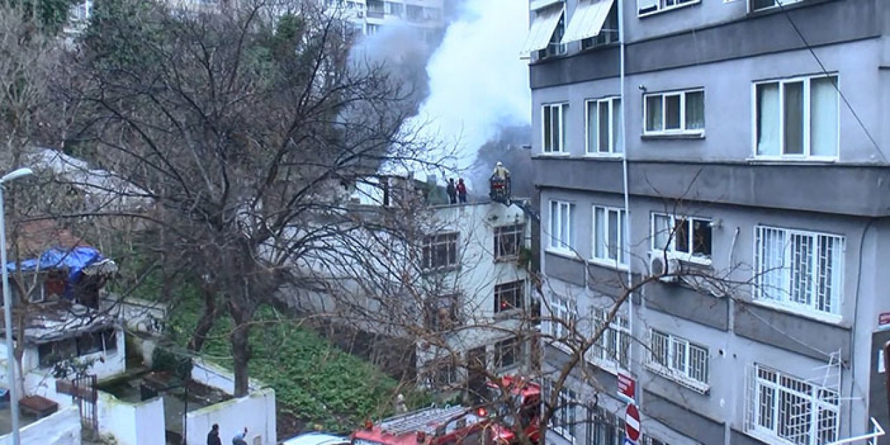 İstanbul’da 3 katlı binanın bodrumunda yangın