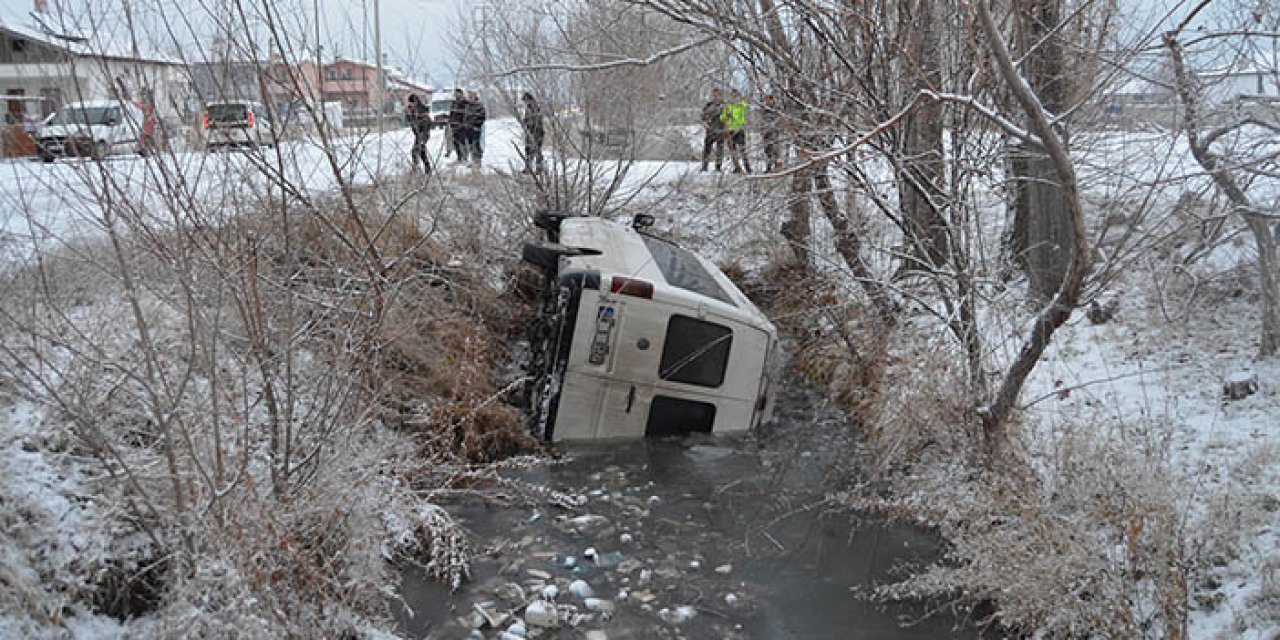 Servis minibüsü buzlanan yolda devrildi: 2 yaralı