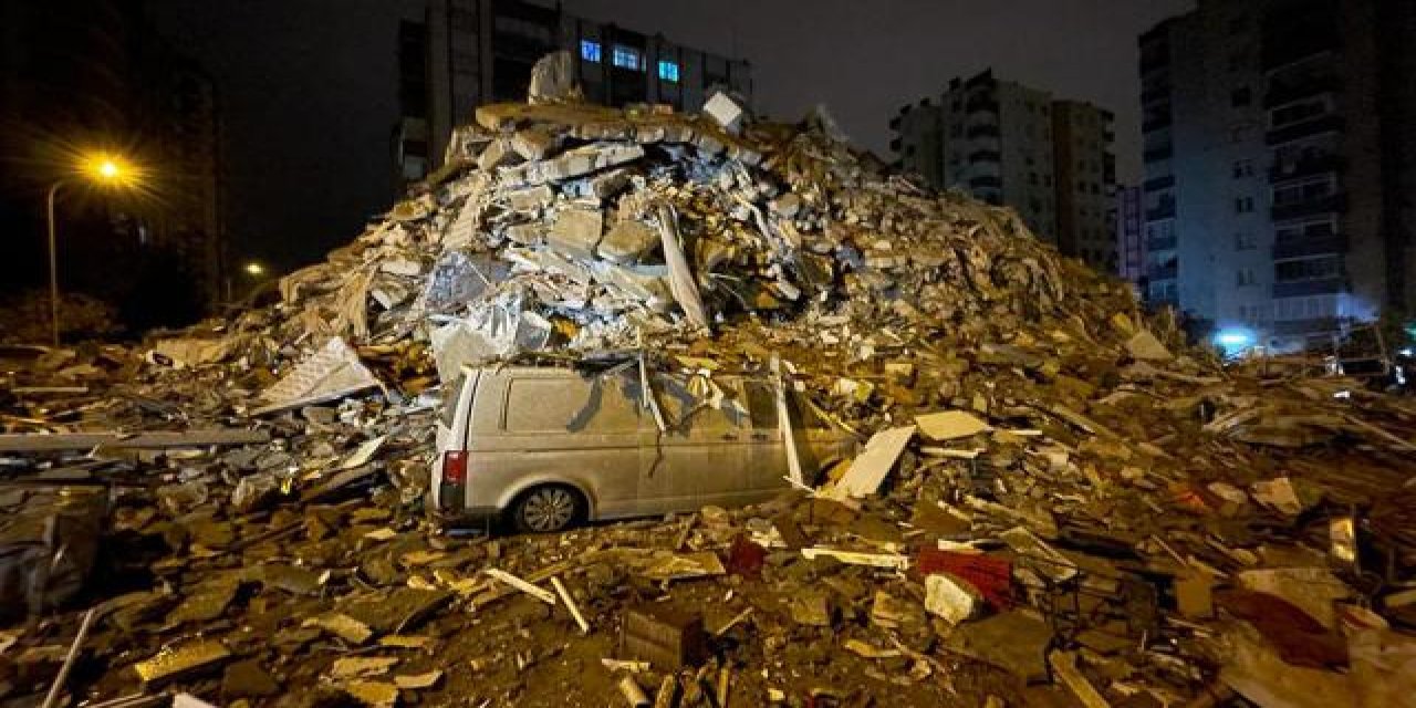 Deprem etkisiyle Adana'da çok katlı 3 bina yıkıldı