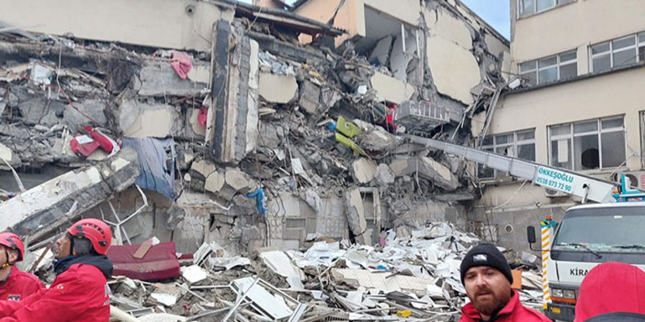 Deprem sebebiyle Hatay'da çok sayıda bina yıkıldı