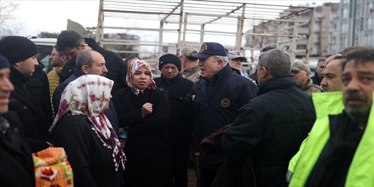 Bakan Akar: Arama kurtarma çalışmalarına 3 bin 500 personelimiz katılıyor