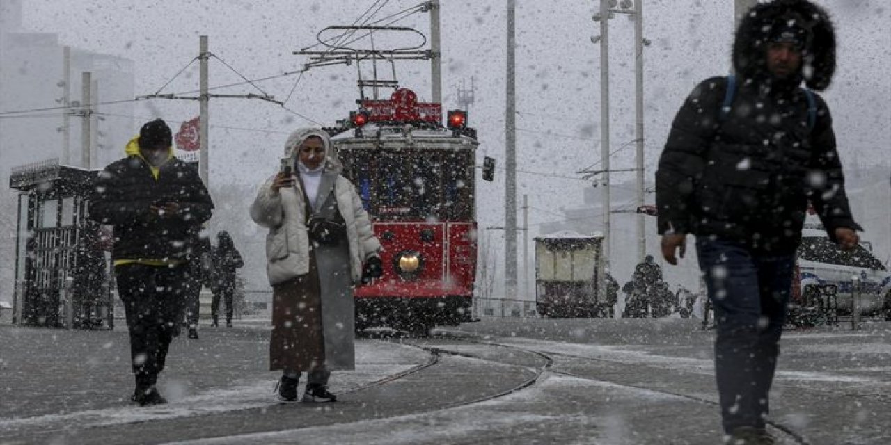 Vali Yerlikaya İstanbul için saat verdi: Kuvvetli kar bekleniyor