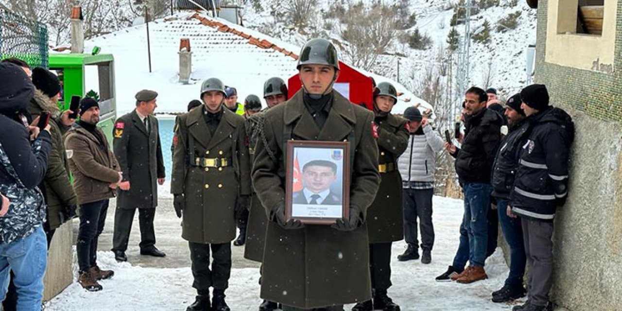 Enkazdan kurtulan Binnur Yaman eşi ve oğlunun cenazesine katıldı