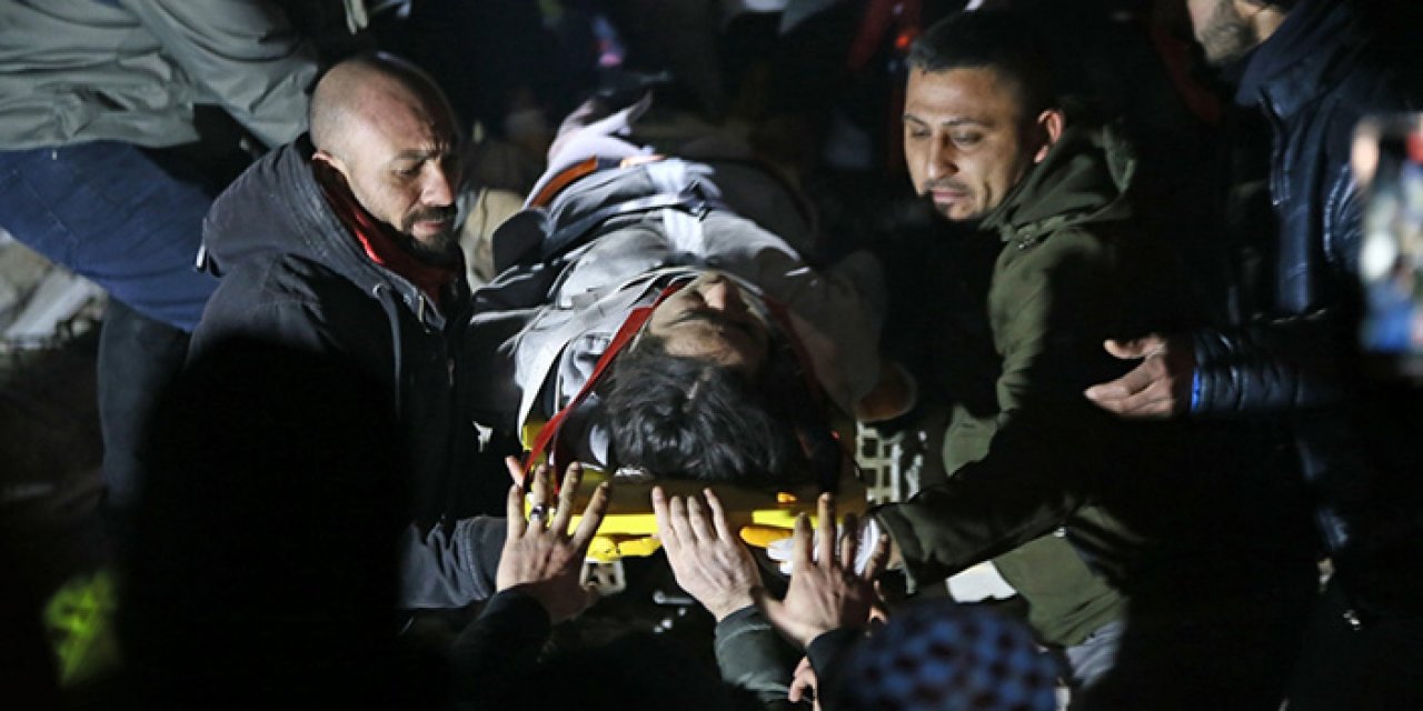 Hatay’da Mesude öğretmen enkaz altından kurtarıldı