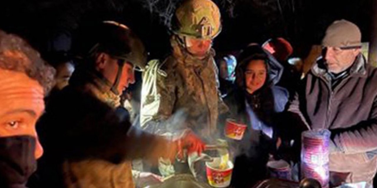 Mehmetçik’ten depremzedelere sıcak yemek