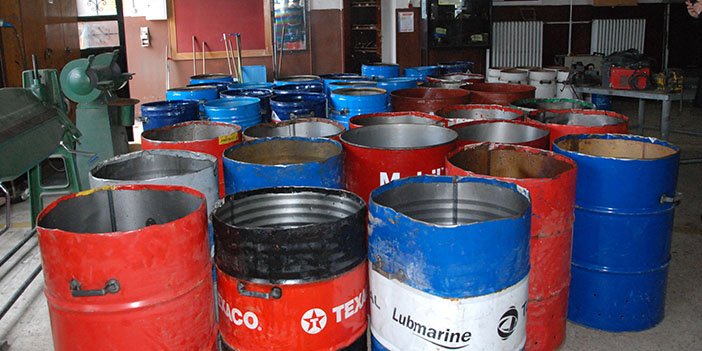 Lise öğrencileri depremzedeler için varil soba yapıyor