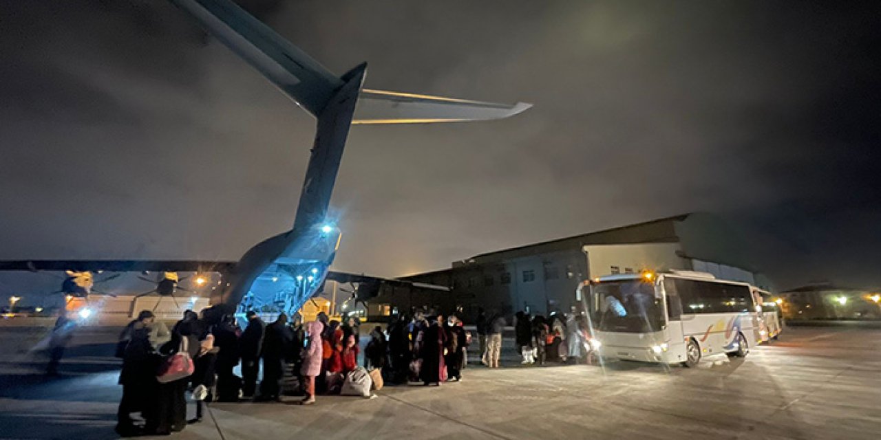 210 depremzede kargo uçağıyla İstanbul’a getirildi