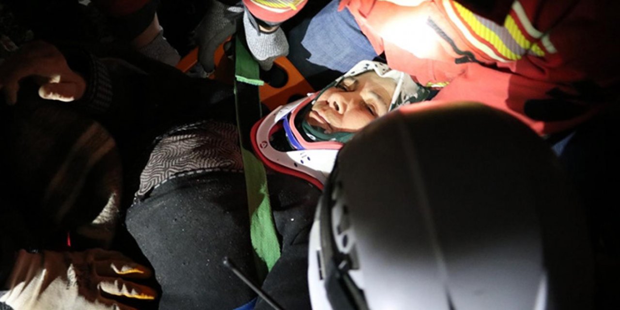 122 saatin ardından enkaz altındaki 70 yaşındaki kadın sağ çıkarıldı