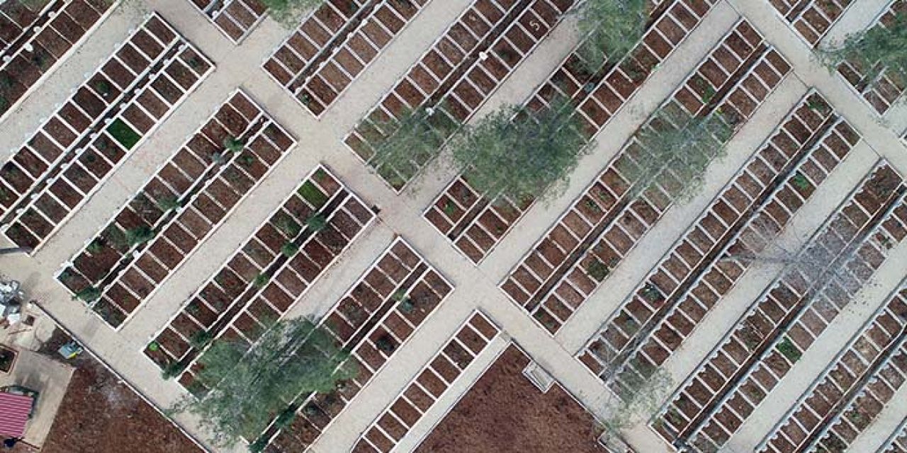 Depremde yaşamını yitiren binlerce kişi defnediliyor