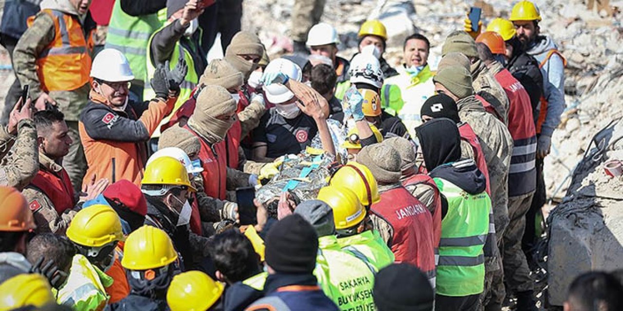 Hatay’da 13 yaşındaki Arda enkazdan kurtarıldı