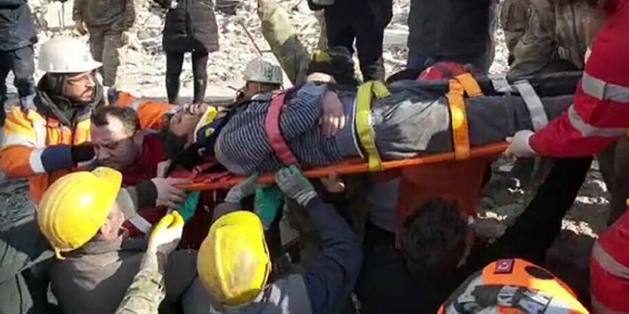 Baba ve 4 yaşındaki kızı enkazdan sağ çıkarıldı