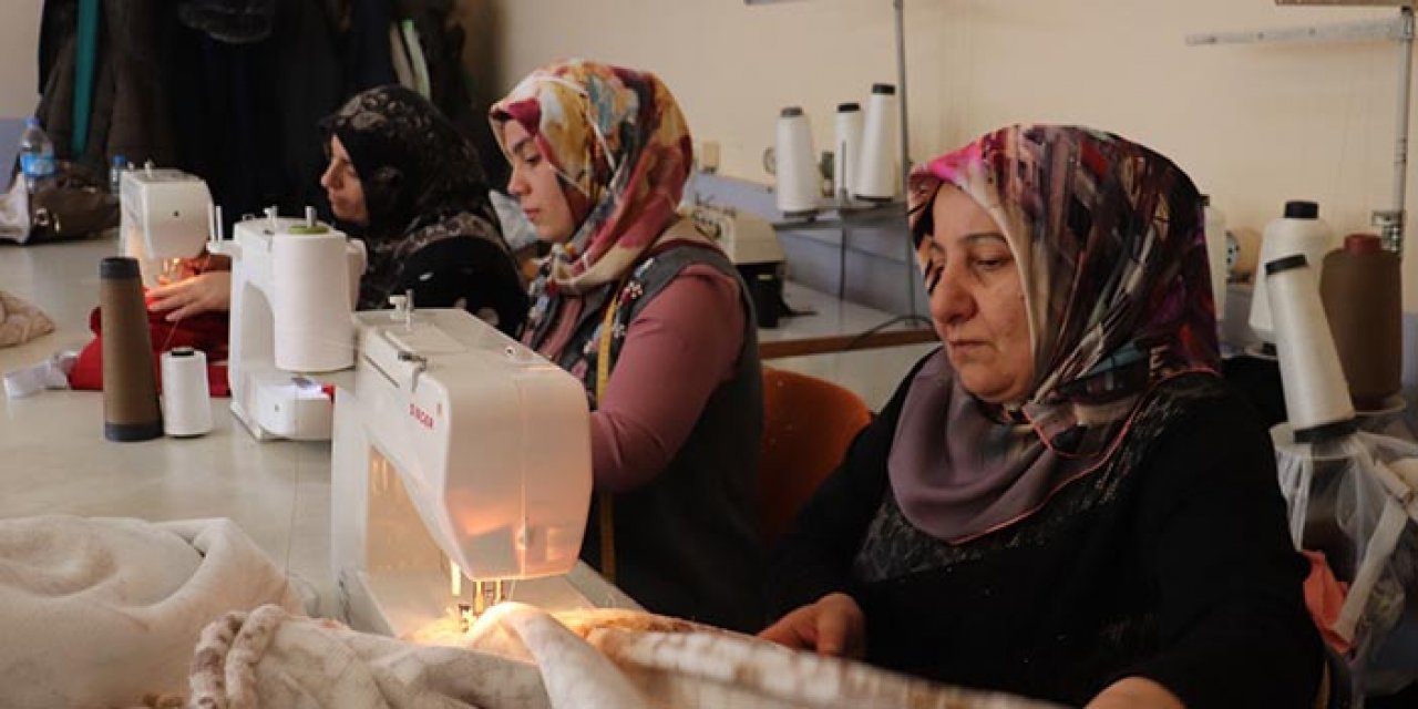 Ağrılı kadınlar depremzedeler için kışlık kıyafet dokuyor